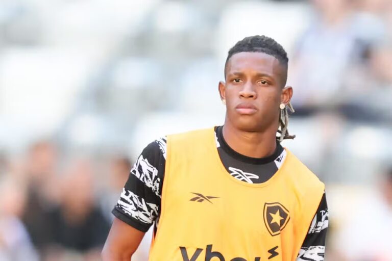 Botafogo recusa oferta do Palmeiras pelo volante Danilo