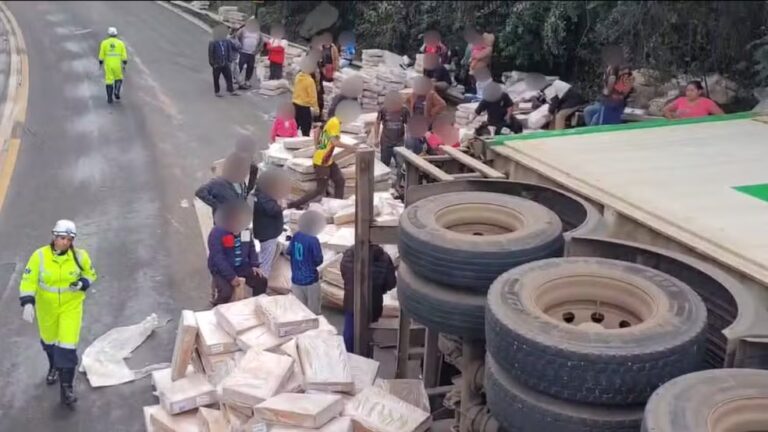 Carreta Tomba no Paraná e Carga é Saqueada Enquanto Motorista é Socorrido