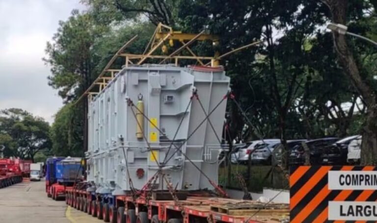 Carga excedente de 54 metros percorre a Via Dutra no Sul do Rio