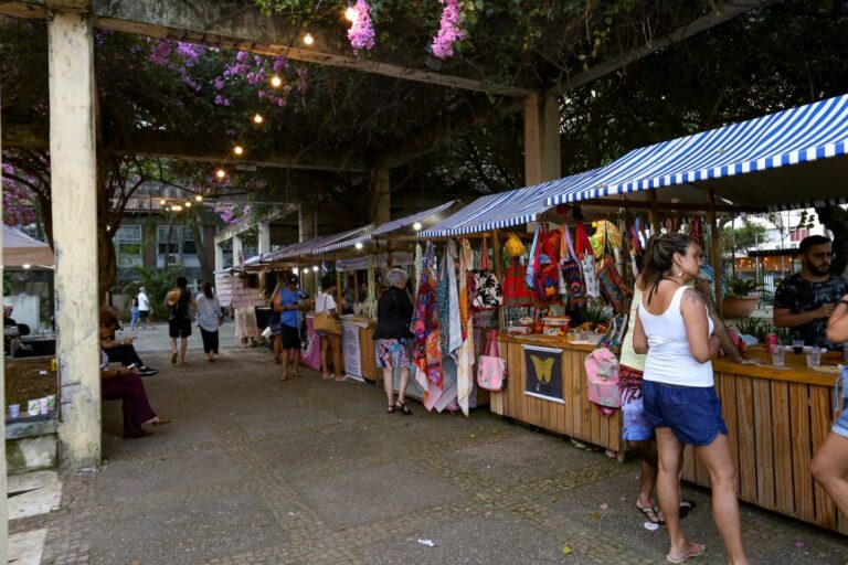 Rock 80 Festival chega à Tijuca: música gratuita e gastronomia na Saens Penna