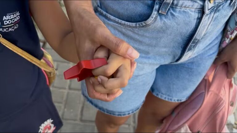 Criança autista sai de escola em Arraial do Cabo: Aluna foi encontrada por moradora