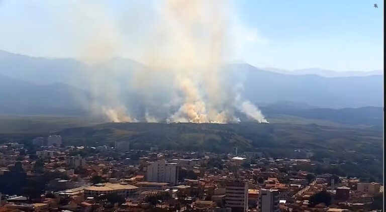 Incêndio atinge vegetação na Academia Militar das Agulhas Negras em Resende
