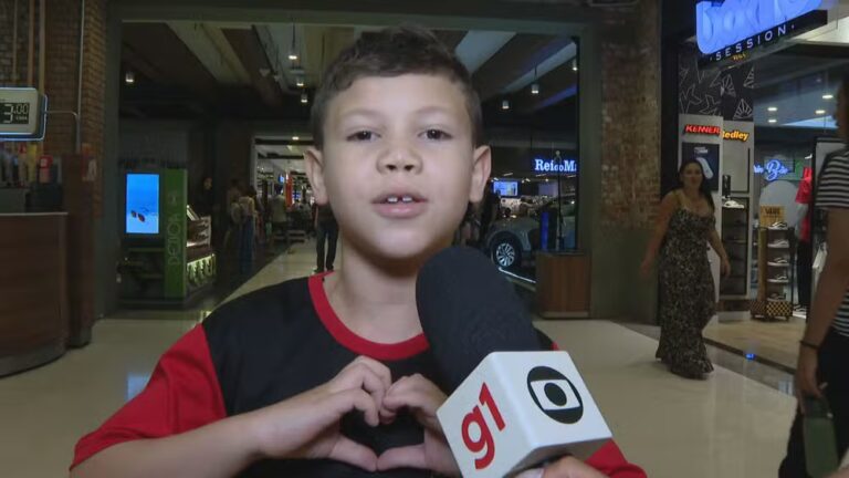 Menino de 8 anos presta homenagem a pai falecido em reportagem no Rio